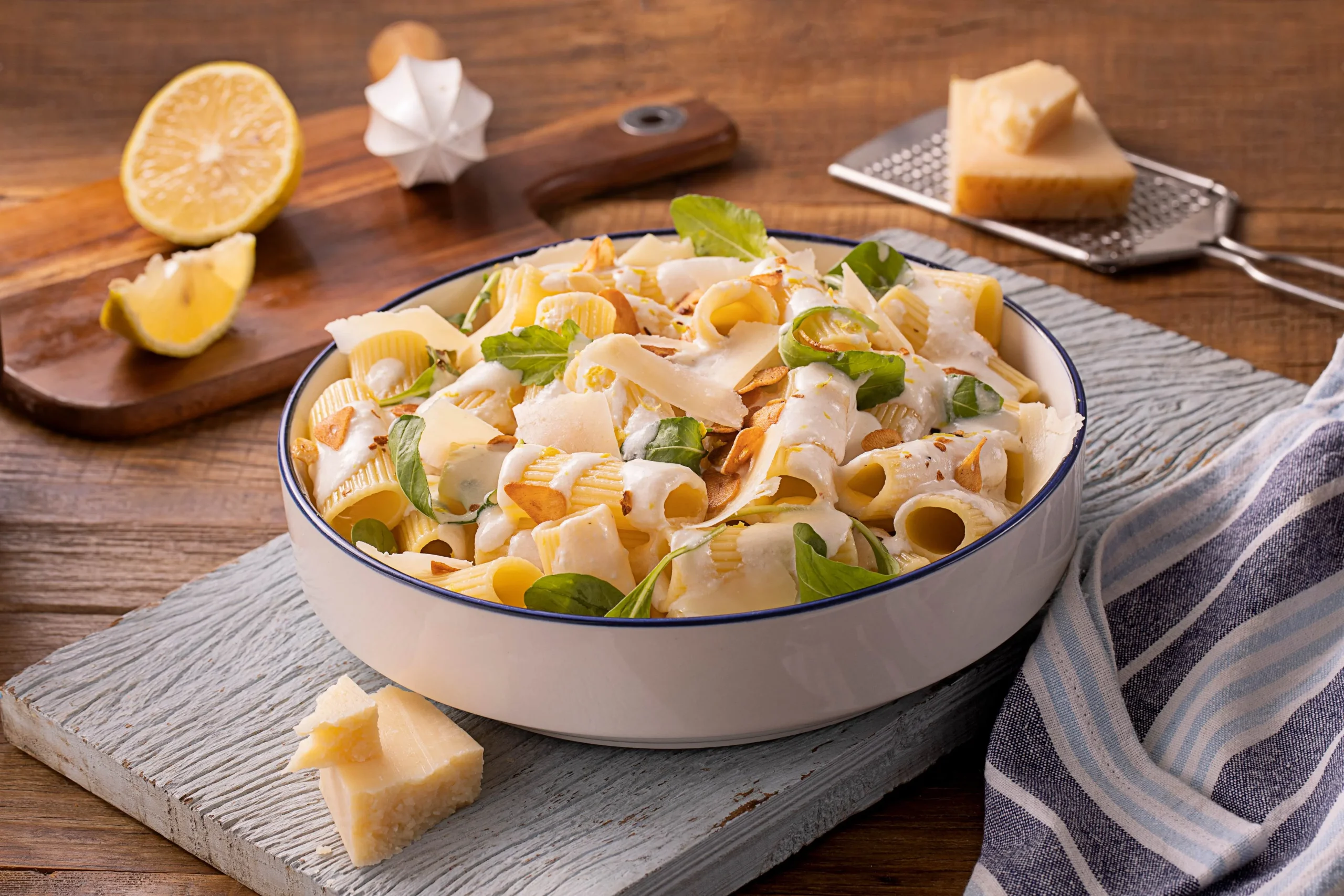 Salada de Rigatoni com Creme de Ricota ao Limone e Lascas de Grana Padano