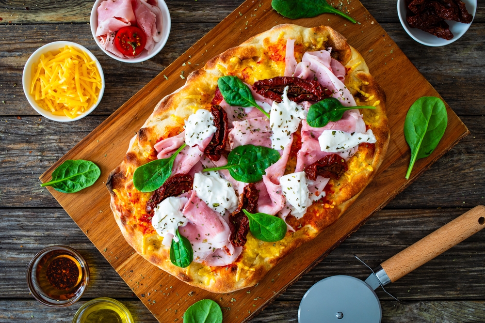 Meio pizza romana e meio focaccia: a ‘pinsa’ italiana viraliza com novas versões
