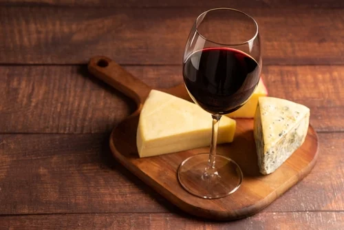 Qual queijo harmoniza com vinho Merlot?