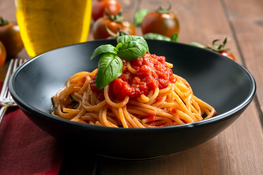 Quando colocar manjericão no molho de tomate: antes, durante ou depois? Descubra o segredo italiano