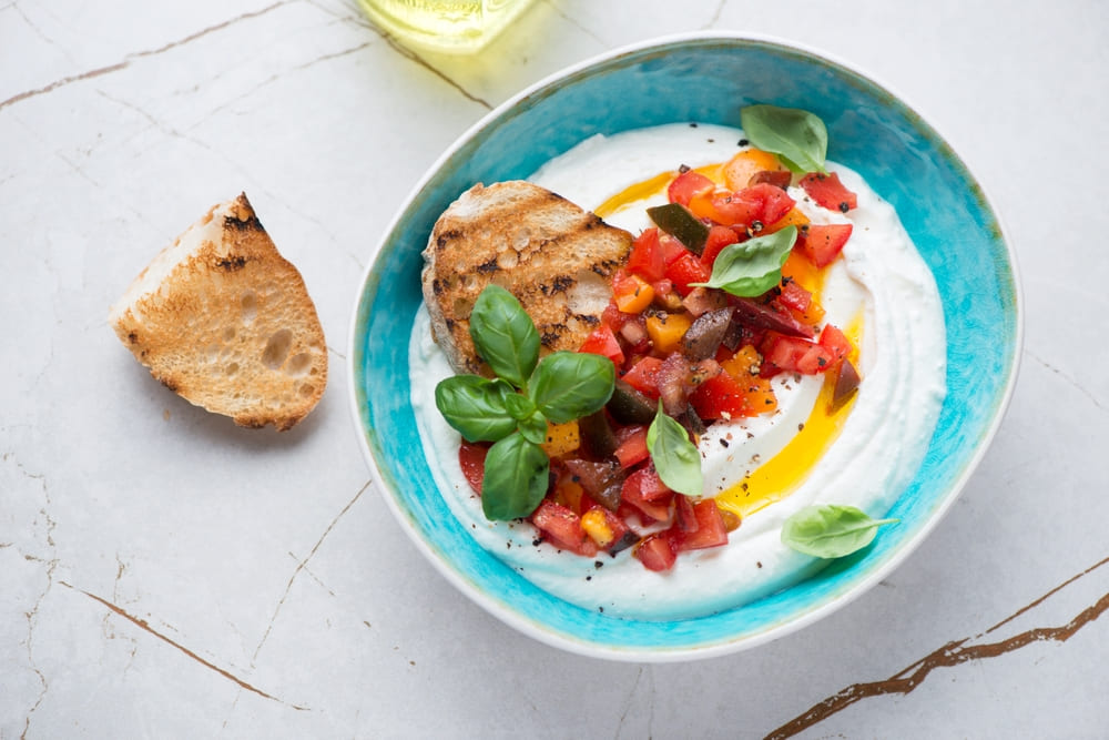 Sour cream com creme de ricota: aprenda uma receita menos calórica do molho mexicano
