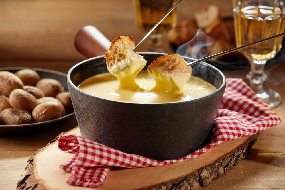 Aprenda a fazer uma fonduta de parmesão para surpreender em um jantar romântico
