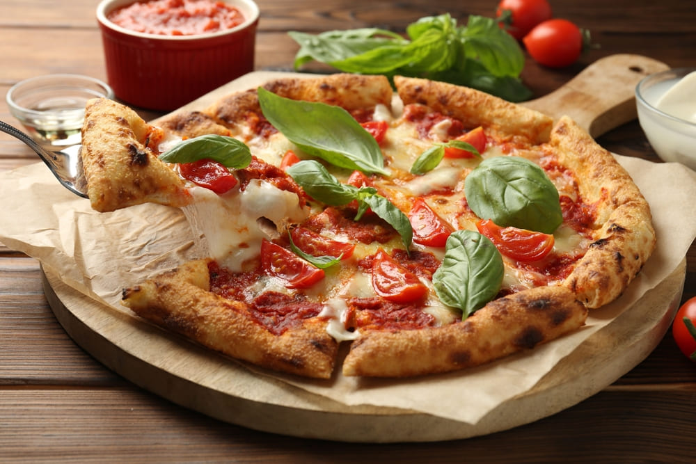 Como faço para a massa da pizza ficar crocante?