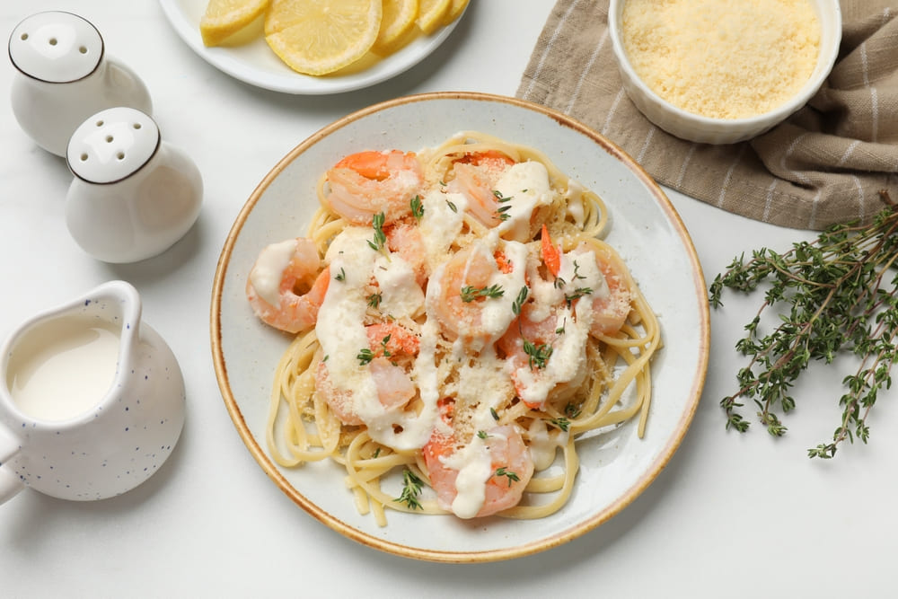 Macarrão ao molho branco com camarão e brócolis
