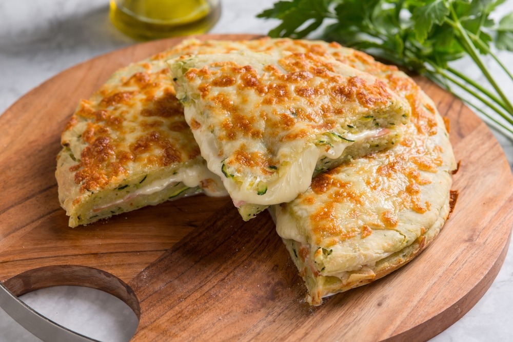 Focaccia italiana recheada de abobrinha e mozzarella