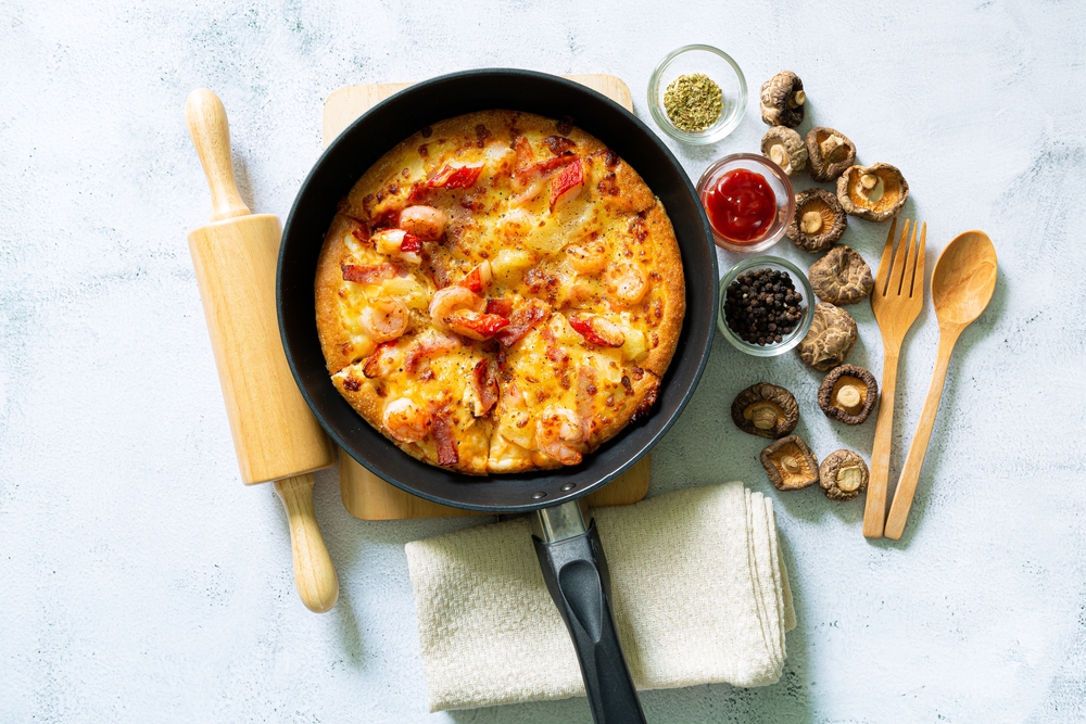 Como fazer massa de pizza de frigideira? Receita para um lanche rápido